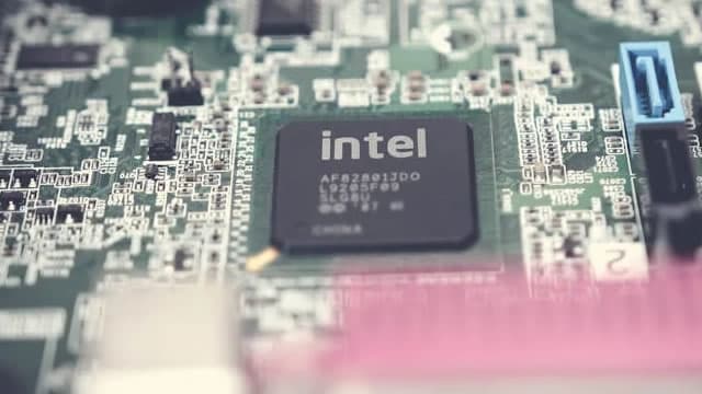 Intel Shares Rise Over 3% After Key Trading Signal