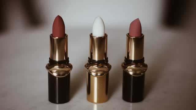 Ulta Beauty (ULTA) Stock Slides as Market Rises: Facts to Know Before You Trade