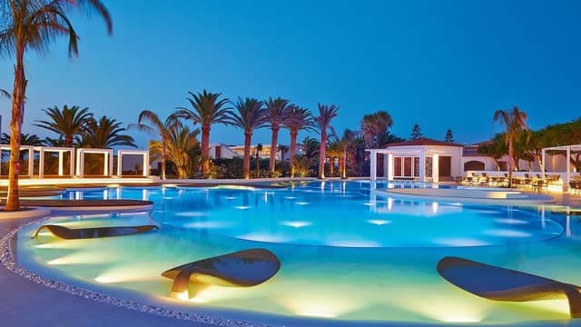 Compared to Estimates, Marriott Vacations Worldwide (VAC) Q4 Earnings: A Look at Key Metrics