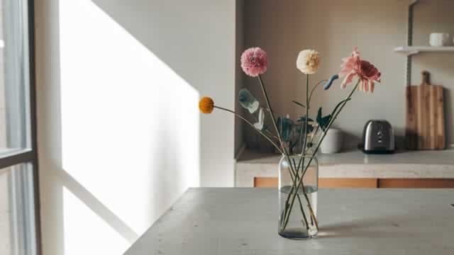 This Internet Retailer And Three Other Stocks Outperforming The S&P 500