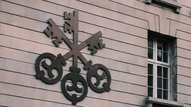US SEC removes legal obstacle to UBS' crisis-resolution plan