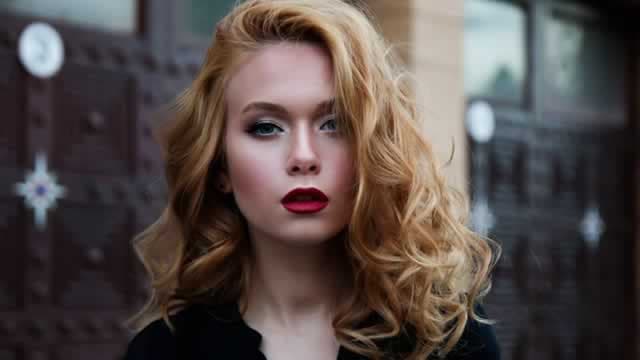 Ulta Beauty (ULTA) Stock Drops Despite Market Gains: Important Facts to Note