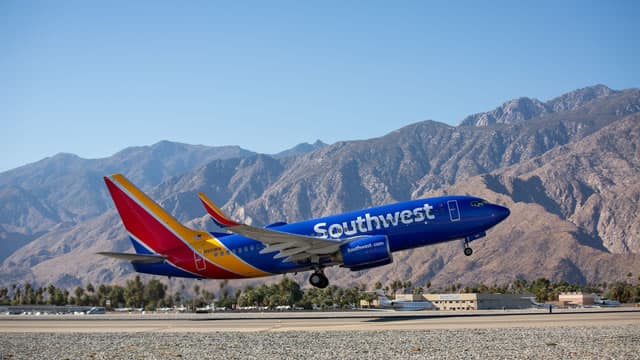 Southwest Airlines (LUV) is a Great Momentum Stock: Should You Buy?