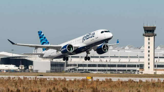 Traffic disrupted at Newark airport after JetBlue engine failure