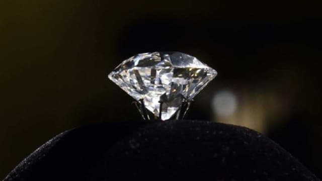 Signet Boosts Engagement Through Digital & Store Investments