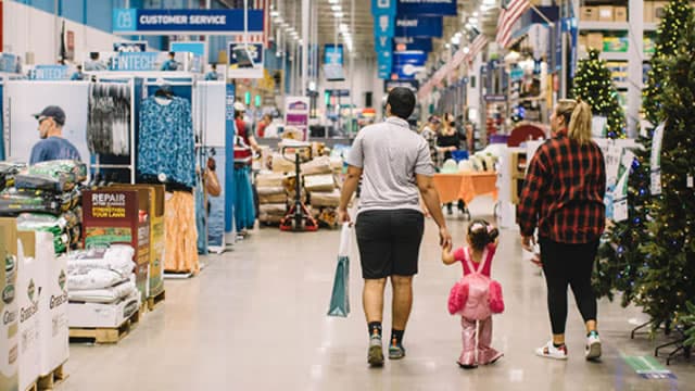 Lowe's (LOW) Stock Falls Amid Market Uptick: What Investors Need to Know
