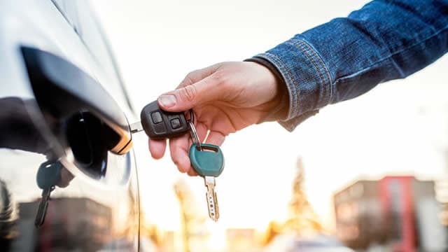 Are Investors Undervaluing Air Lease (AL) Right Now?