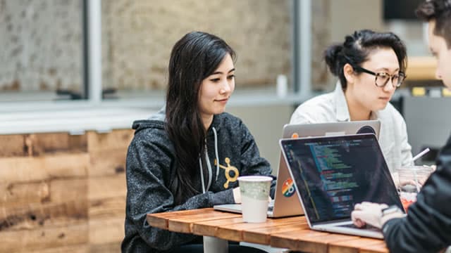 Are Rising Earnings Estimates a Solid Reason to Bet on HUBS Stock?