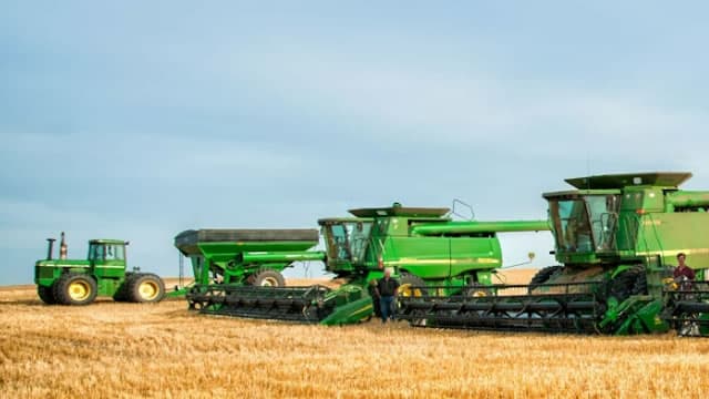 Deere's Stock Momentum Drops Amid Agricultural Weakness And Fertilizer Cost Pressures From Iran War