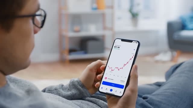 Coinbase Stock Trades Higher After Circle Receives OCC Approval to Open National Trust Bank