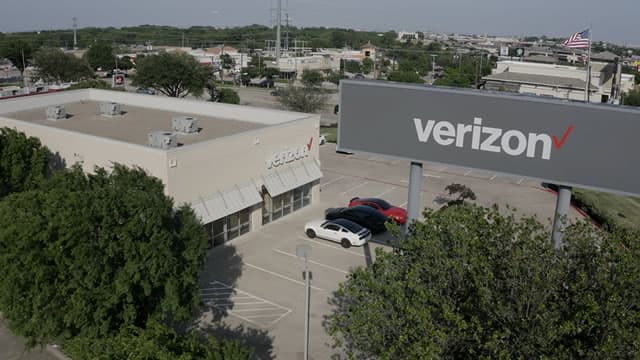 Verizon Communications (VZ) Advances While Market Declines: Some Information for Investors