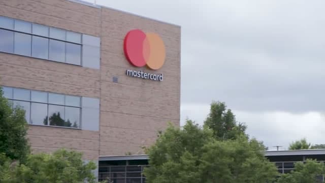 Mastercard Stock Falls Below 200-Day SMA: Buy the Dip or Wait?