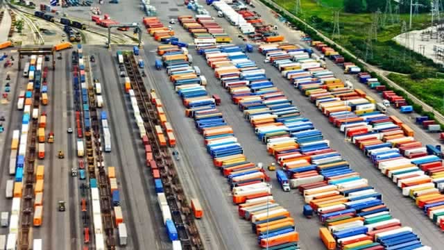 Should Investors Retain CSX Stock Despite Its Higher Valuation?