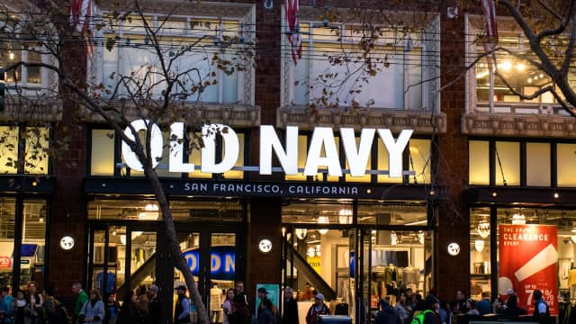 Gap Inc. Cuts Sales Outlook After Q1 Miss, Shares Drop 17%