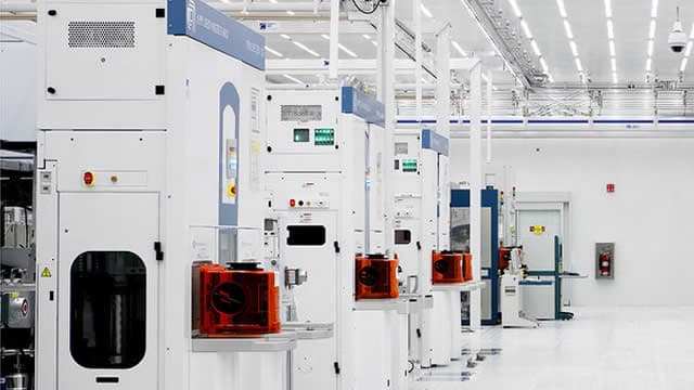 AMAT vs. Q: Which Advanced Packaging Stock is a Safer Bet Right Now?