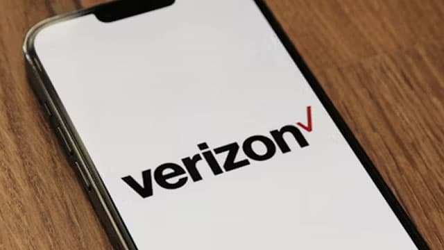 Verizon Outage Hits Customers, Phones Showing 'SOS': VZ Stock Trades Higher