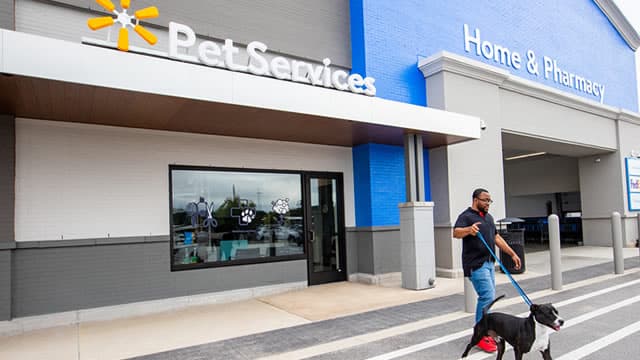 Walmart won't charge a 'personalized price', CEO says