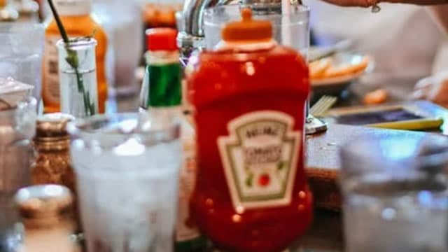 Kraft Heinz (KHC) Falls More Steeply Than Broader Market: What Investors Need to Know