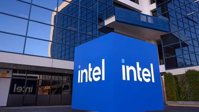 Intel Surges 192.5% Year to Date: Should You Bet on the Stock?
