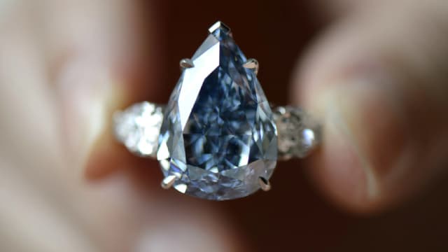 Signet Shines as Lab-Grown Diamonds Reshape Jewelry Demand