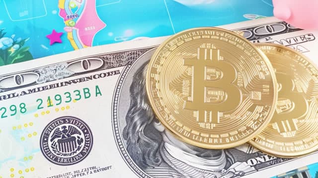 Bitcoin in trouble if it doesn't recover by Q4, currently still in 'classic mid-cycle' bear market