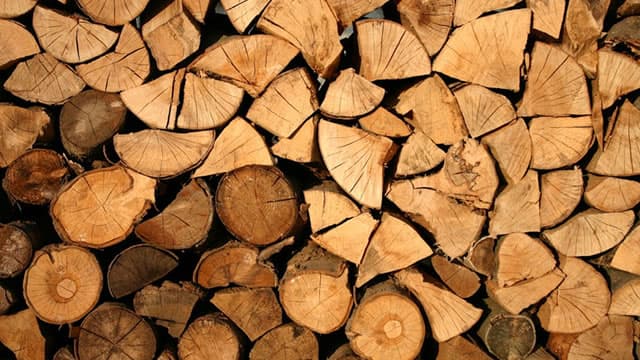 Fight over lumber tariffs could reshape future of US home building