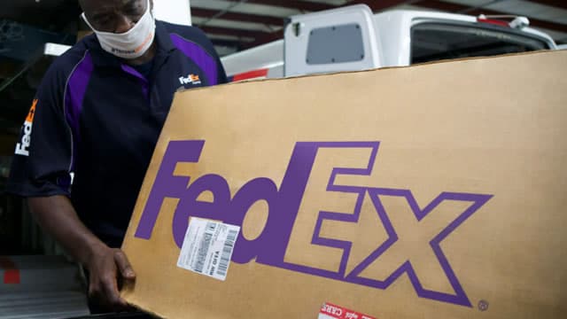 FedEx Lags Industry YTD: How Should Investors Play the Stock?