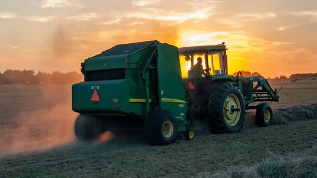 Deere (DE) Suffers a Larger Drop Than the General Market: Key Insights