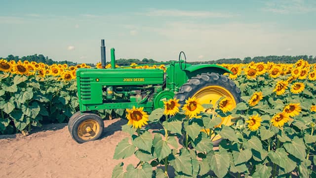 Deere (DE) Laps the Stock Market: Here's Why