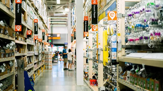 Is HD Stock Worth Buying as Pro Growth Battles Housing Headwinds?