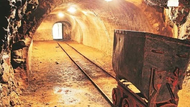 Newmont Corporation (NEM) Advances While Market Declines: Some Information for Investors