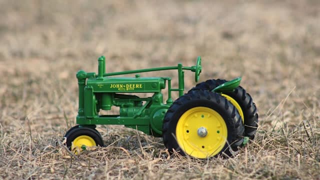 Why Is Deere (DE) Down 0.5% Since Last Earnings Report?
