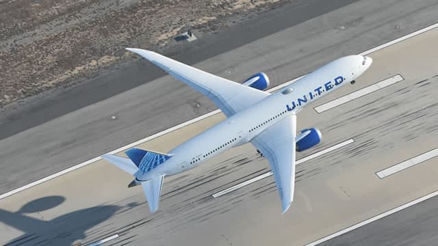 United Airlines (UAL) Stock Drops Despite Market Gains: Important Facts to Note