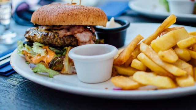 Shake Shack vs. Chipotle: Which Is the Better Buy?