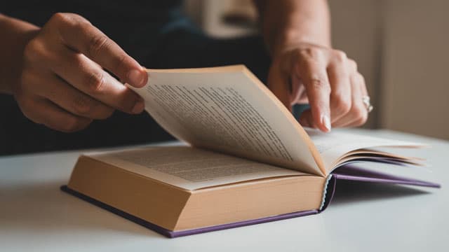 AFYA vs. LOPE: Which Stock Is the Better Value Option?