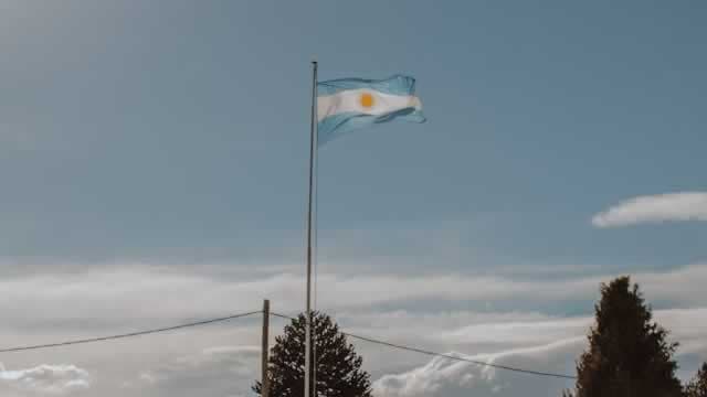 Argentine Treasury struggles to contain peso slide, awaits US support