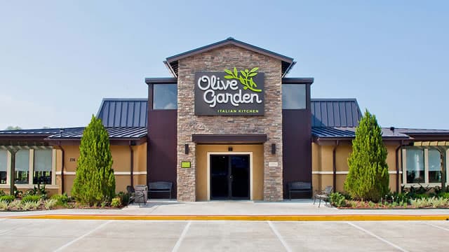 Darden Restaurants raises sales outlook after strong Q2, but profit pressure persists
