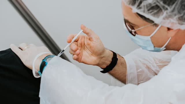 Pfizer Stock Below 50-Day and 200-Day SMA: Buy the Dip or Exit Now?