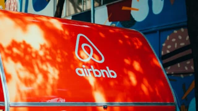 Airbnb, Inc. (ABNB) Outpaces Stock Market Gains: What You Should Know