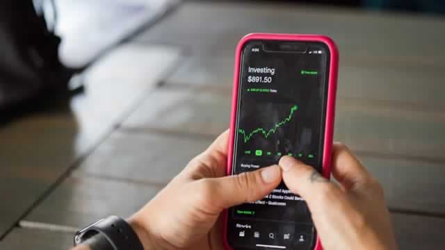 HOOD Stock Retreats After 2025 Rally: Should You Stay Invested?