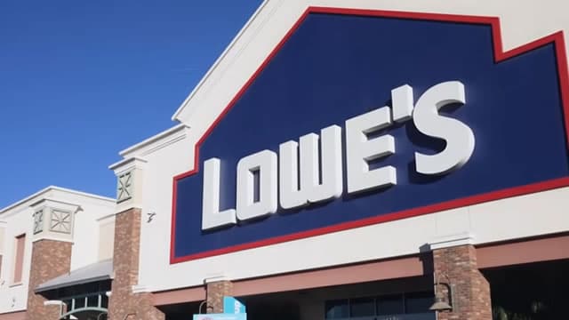 Lowe's Finds Support at $215 After Q1 Earnings Sell-Off