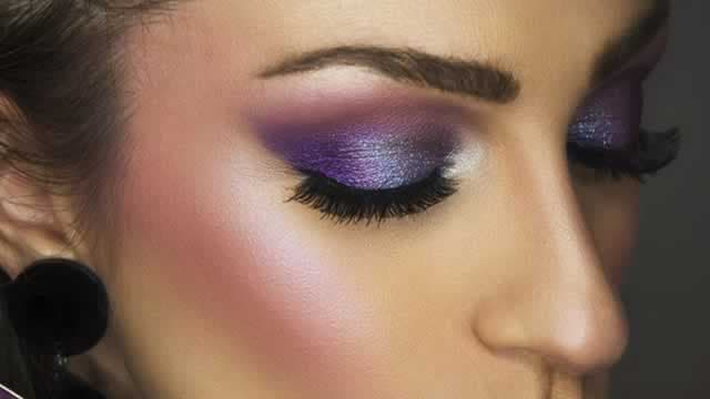 Ulta Beauty (ULTA) Stock Drops Despite Market Gains: Important Facts to Note